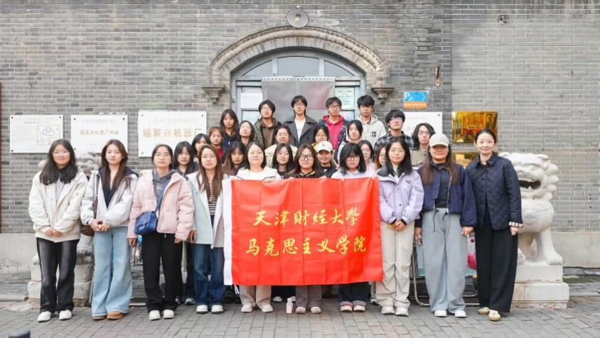 一群人站在建筑前AI 生成的内容可能不正确。