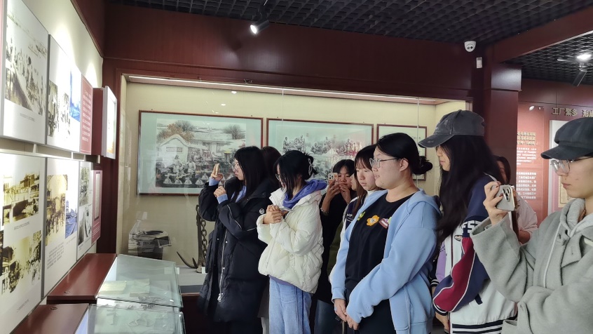 房间里的人们AI 生成的内容可能不正确。