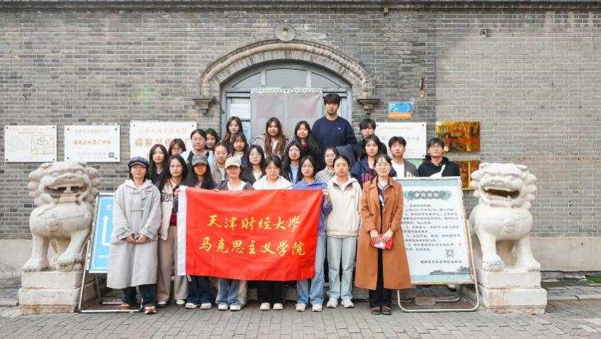 一群人站在建筑前AI 生成的内容可能不正确。